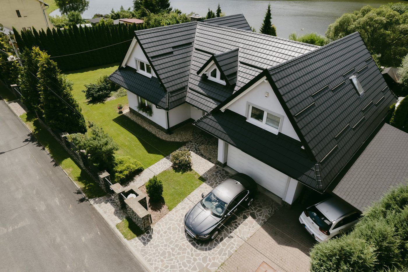Záběr rodinného domu z dronu