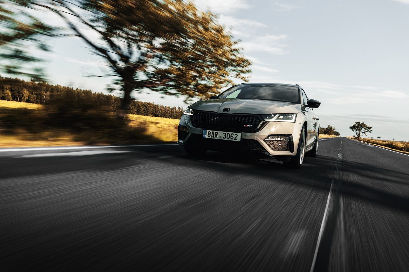 Škoda Octavia v jízdě po silnici za soumraku