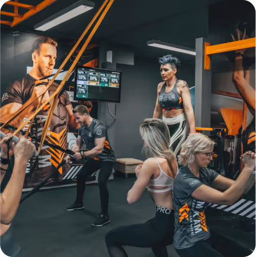 Fotografie a grafika z fitness centra s trénermi a cvičiacimi členmi, Fitness, obrázok 1
