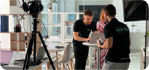 Fotografie z natáčania reklamných videí v kancelárii, Financie B2C, obrázok 1