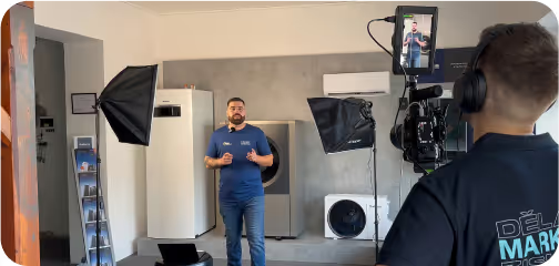Fotografie z natáčení edukačních videí u klienta a náhledy videí na mobilu, Fotovoltaika a tepelná čerpadla, obrázek 1