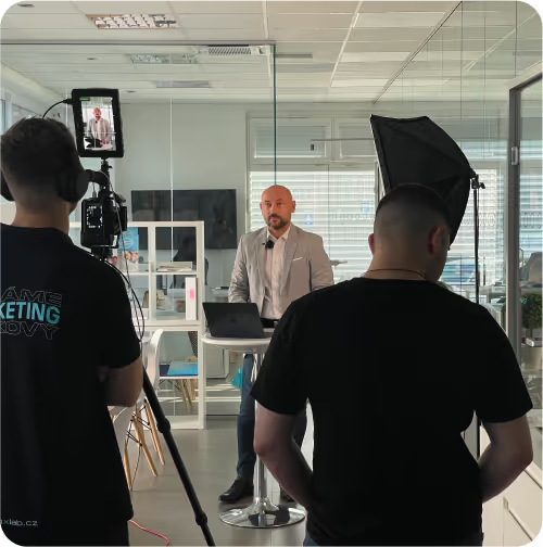 Fotografie z natáčania reklamných videí v kancelárii, Financie B2C, obrázok 2