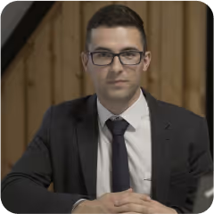 Oranžová grafika se sovou a snímky z videí s finančním poradcem, Finance B2C, obrázek 2