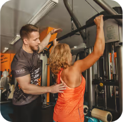 Fotografie a grafika z fitness centra s trénermi a cvičiacimi členmi, Fitness, obrázok 2