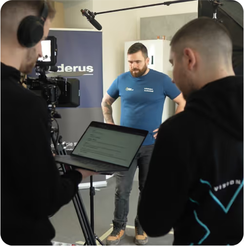 Fotografie z natáčení edukačních videí u klienta a náhledy videí na mobilu, Fotovoltaika a tepelná čerpadla, obrázek 3
