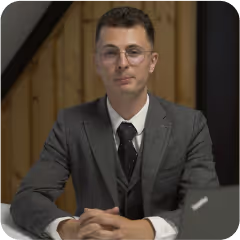 Oranžová grafika se sovou a snímky z videí s finančním poradcem, Finance B2C, obrázek 3