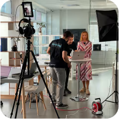 Fotografie z natáčania reklamných videí v kancelárii, Financie B2C, obrázok 3